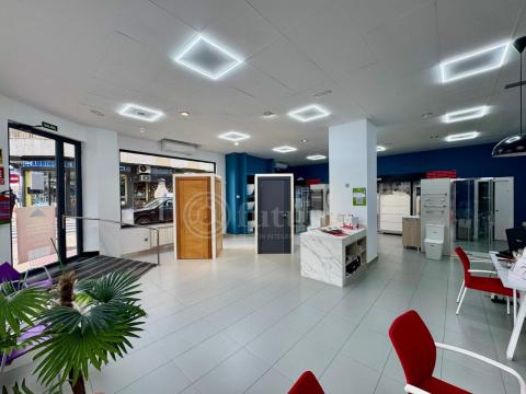 Amplio local reformado en Avenida de Italia