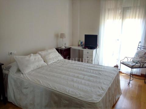 Piso junto a la Avenida de los Reyes de España