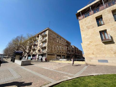 Junto a la Av. de los Reyes de España