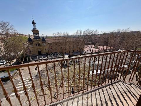 Junto a la Av. de los Reyes de España